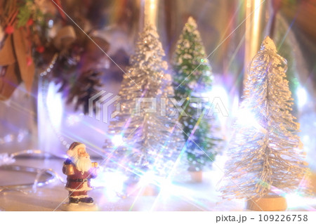クリスマスツリーとサンタクロース 109226758