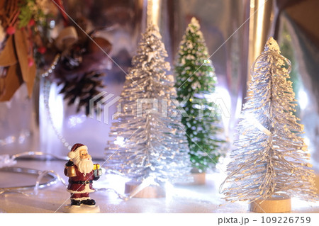 クリスマスツリーとサンタクロース 109226759