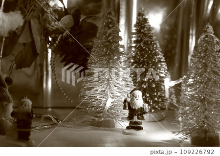 クリスマスデコレーション、可愛いサンタクロース 109226792