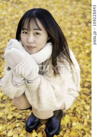 紅葉狩りを楽しむ若い女性 紅葉狩りを楽しむ若い女性 109226843