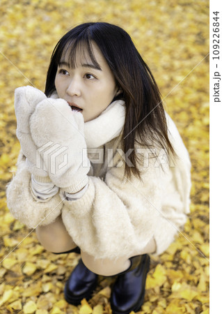 紅葉狩りを楽しむ若い女性 紅葉狩りを楽しむ若い女性 109226844