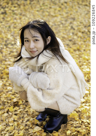 紅葉狩りを楽しむ若い女性 紅葉狩りを楽しむ若い女性 109226845