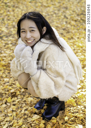 紅葉狩りを楽しむ若い女性 109226848