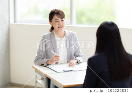 面談をする先生　撮影協力：有明教育芸術短期大学 109226853