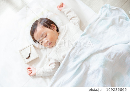 胎毛筆と眠る赤ちゃん 赤ちゃん筆 お昼寝 バンザイ寝 胎毛筆と眠る赤ちゃん 赤ちゃん筆 お昼寝 バンザイ寝 109226866