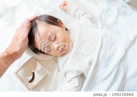 胎毛筆と眠る赤ちゃん 109226868