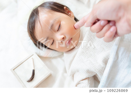 胎毛筆と眠る赤ちゃん 109226869