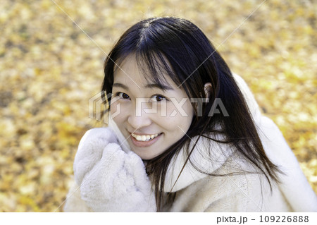 紅葉狩りを楽しむ若い女性 紅葉狩りを楽しむ若い女性 109226888