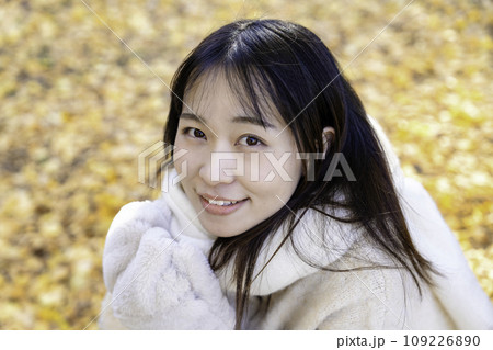 紅葉狩りを楽しむ若い女性 109226890