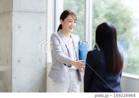 生徒の話を聞く先生 撮影協力:有明教育芸術短期大学 生徒の話を聞く先生 撮影協力:有明教育芸術短期大学 109226968