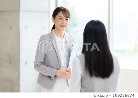 生徒の話を聞く先生　撮影協力：有明教育芸術短期大学 109226974