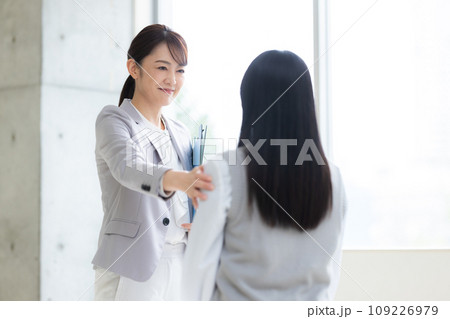 生徒の話を聞く先生 撮影協力:有明教育芸術短期大学 生徒の話を聞く先生 撮影協力:有明教育芸術短期大学 109226979