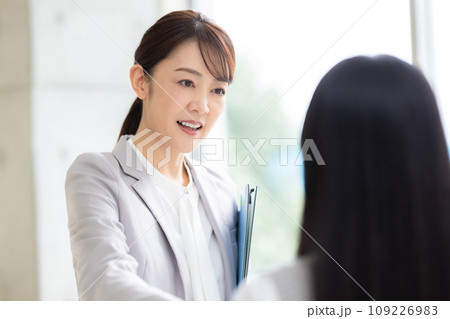 生徒の話を聞く先生　撮影協力：有明教育芸術短期大学 109226983