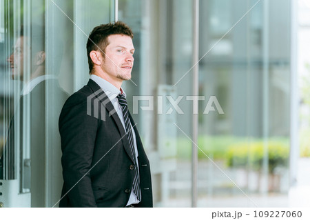 ビルの前に立つ欧米人ビジネスマン・海外出張・海外赴任・商社・貿易 ビルの前に立つ欧米人ビジネスマン・海外出張・海外赴任・商社・貿易 109227060