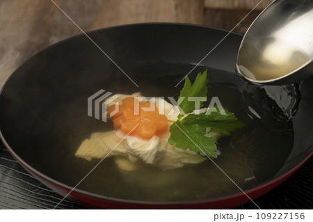 湯葉のお吸い物 出汁を注ぐ 湯葉のお吸い物 出汁を注ぐ 109227156