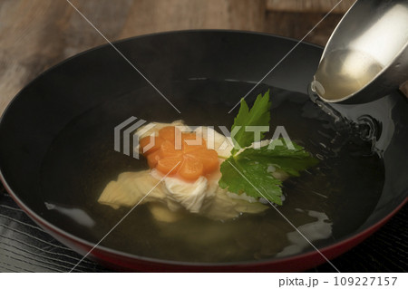 湯葉のお吸い物 出汁を注ぐ 湯葉のお吸い物 出汁を注ぐ 109227157