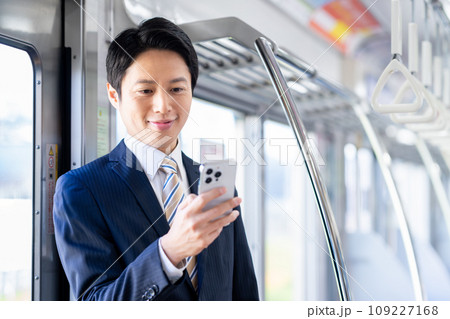 通勤電車のビジネスマン　撮影協力「京王電鉄株式会社」 109227168