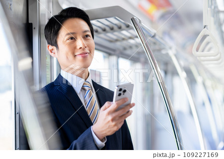 通勤電車のビジネスマン 撮影協力「京王電鉄株式会社」 通勤電車のビジネスマン 撮影協力「京王電鉄株式会社」 109227169