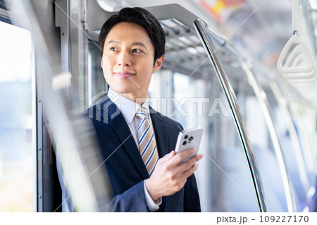 通勤電車のビジネスマン　撮影協力「京王電鉄株式会社」 109227170