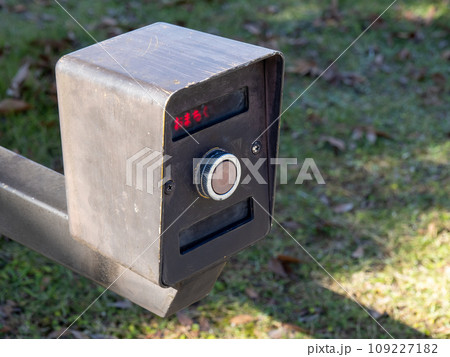 押しボタン式信号機の押しボタン。 押しボタン式信号機の押しボタン。 109227182
