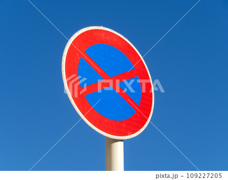 道路標識(規制標識)「駐停車禁止」と青空。 109227205