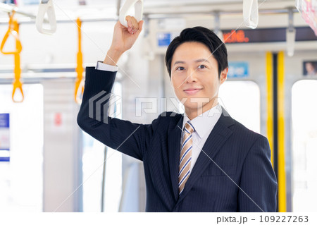 通勤電車のビジネスマン 撮影協力「京王電鉄株式会社」 通勤電車のビジネスマン 撮影協力「京王電鉄株式会社」 109227263