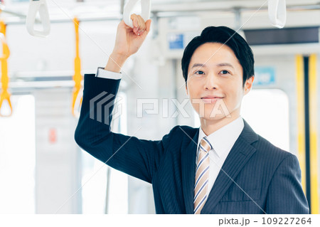 通勤電車のビジネスマン　撮影協力「京王電鉄株式会社」 109227264