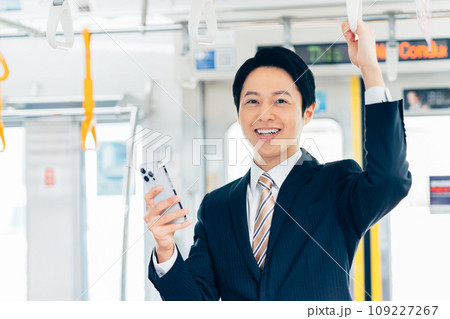 通勤電車のビジネスマン 撮影協力「京王電鉄株式会社」 通勤電車のビジネスマン 撮影協力「京王電鉄株式会社」 109227267