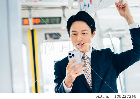 通勤電車のビジネスマン　撮影協力「京王電鉄株式会社」 109227269