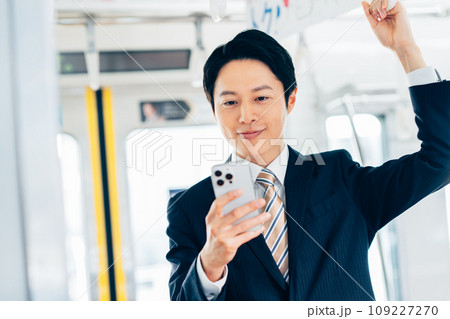通勤電車のビジネスマン　撮影協力「京王電鉄株式会社」 109227270