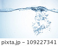 水のぶくぶく素材　波や波紋　夏や暑いイメージ　キレイで透明感のある背景 109227341