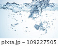 水中の水しぶきとしぶき　アグレッシブな素材 109227505