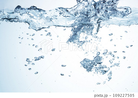 水中の水しぶきとしぶき　アグレッシブな素材 109227505