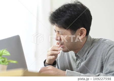 体調不良の男性 花粉症 くしゃみ 体調不良の男性 花粉症 くしゃみ 109227598