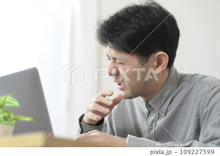 体調不良の男性　花粉症　くしゃみ 109227599
