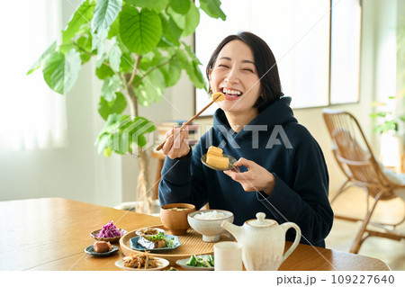 朝食を食べる女性 朝食を食べる女性 109227640