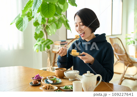 朝食を食べる女性 朝食を食べる女性 109227641