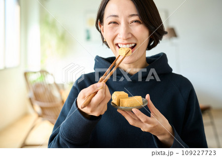 玉子焼きを食べる女性 玉子焼きを食べる女性 109227723