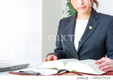 法律書を読む女性弁護士 法律書を読む女性弁護士 109227819