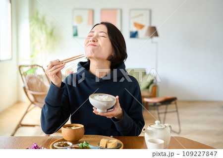茶碗によそったご飯を食べる女性 茶碗によそったご飯を食べる女性 109227847