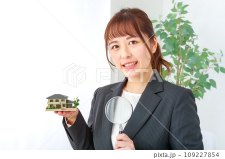 住宅模型とルーペを持つキャリアウーマン 住宅模型とルーペを持つキャリアウーマン 109227854