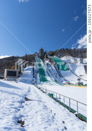 長野県白馬村のスキージャンプ台の風景 109227873