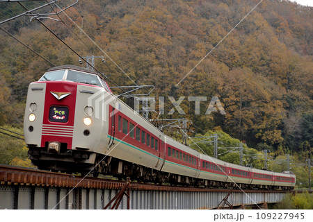 伯備線を走る381系L特急やくも1号 伯備線を走る381系L特急やくも1号 109227945