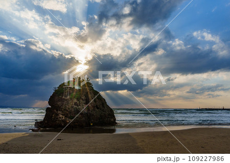 稲佐の浜の天使の梯子 109227986