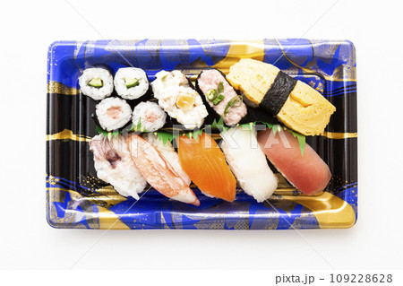 白背景に置かれたパック寿司 109228628