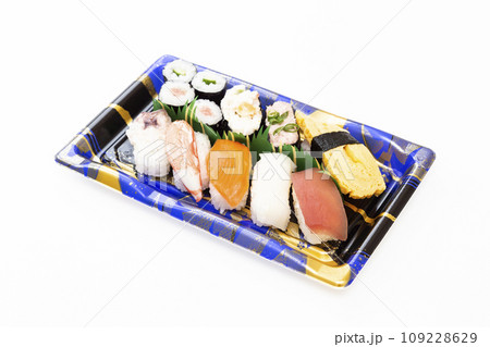 白背景に置かれたパック寿司 109228629