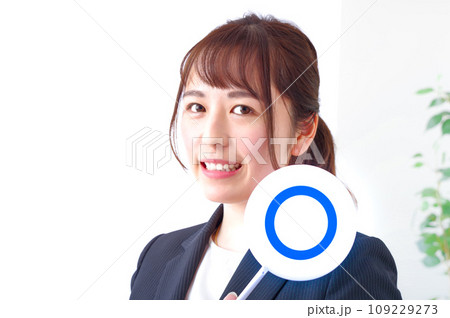 マルのプレートを示すキャリアウーマン 109229273