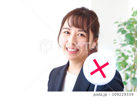 バツのプレートを示すキャリアウーマン バツのプレートを示すキャリアウーマン 109229339