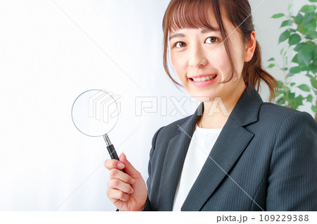 リサーチをするビジネスパーソンのイメージ リサーチをするビジネスパーソンのイメージ 109229388