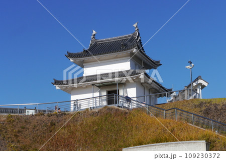 芝生が広がる憩いの場、宇都宮城址公園。 109230372